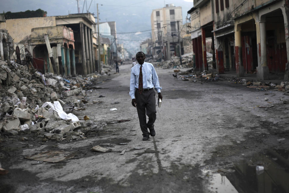 Puerto Príncipe, capital de Haití, arrasado tras el terremoto de 2010. (AP Photo/Ramon Espinosa)