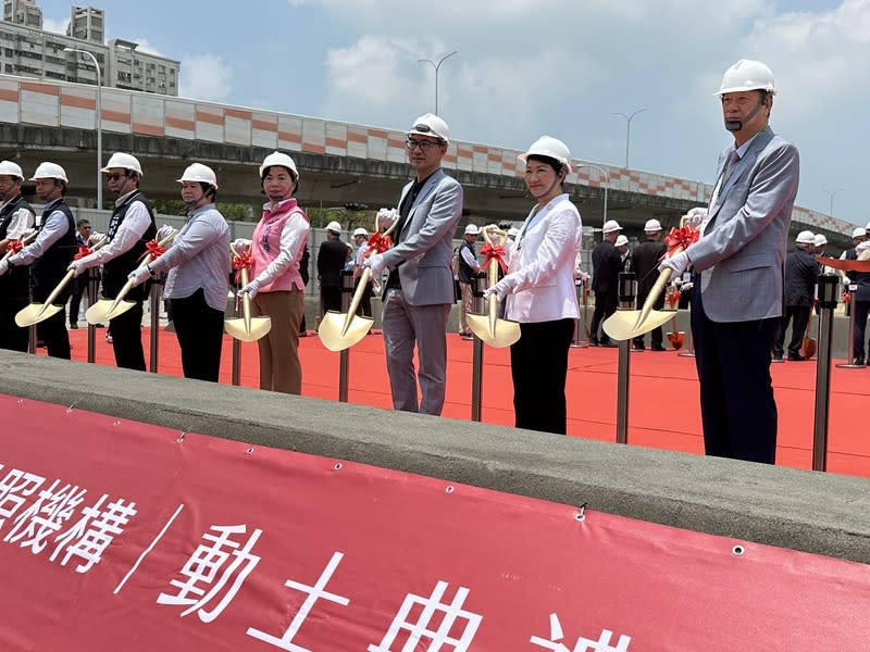 亞洲大學豐富健康產業園區動土 亞洲大學豐富健康產業園區6日舉行動土典禮，台中 市長盧秀燕（右2）、立法院副院長江啟臣（右3）、 亞洲大學創辦人蔡長海（右1）等人出席。 中央社記者趙麗妍攝  113年5月6日 