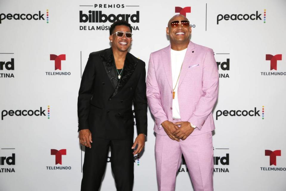 Los integrantes de Gente de Zona Randy Malcom (izq.) y Alexander Delgado posan en la alfombra azul de los Premios Billboard de la Música Latina 2023, el 5 de octubre de 2023 en Miami.