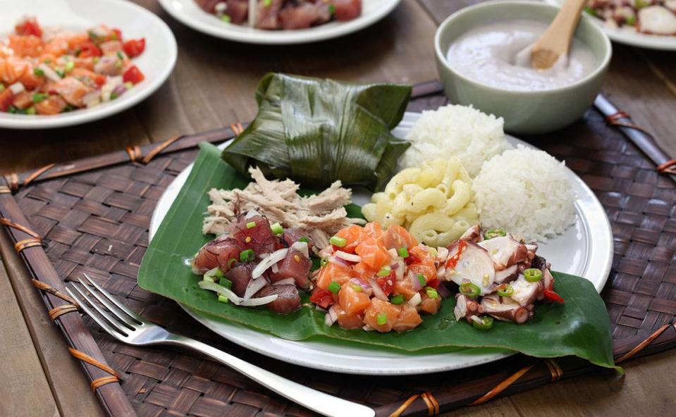 夏威夷人用芋頭葉包裹豬肉和魚肉來烤。圖／bonchan@Shutterstock

