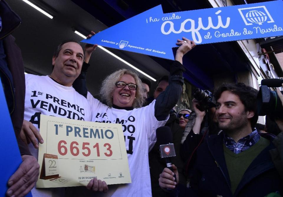 Agustín, dueño de una administración de lotería del madrileño barrio de Embajadores, celebra haber vendido el número ganador de ‘El Gordo’ de Navidad, el 66.513, el 22 de diciembre de 2016 (AFP | Javier Soriano)