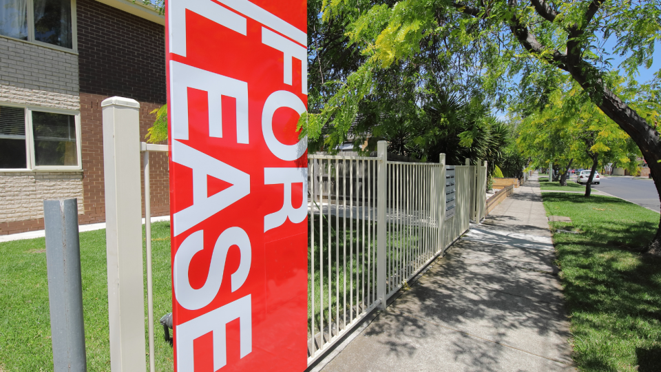 A for lease sign out the front of an apartment complex to indicate the home is available for rent.