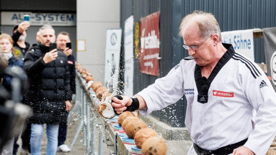 Voll auf die Nuss: Für dem Rekord mussten einige Kokosnüsse dran glauben. (dpa)