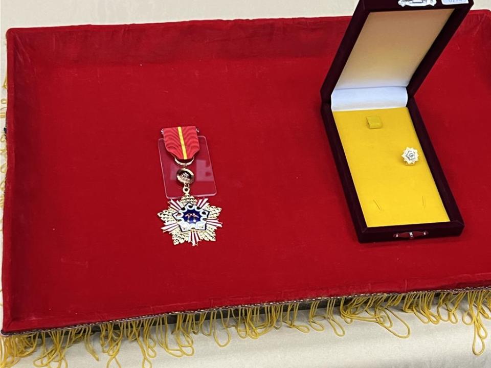 外交部長林佳龍今日頒贈「睦誼外交獎章」予歐洲經貿辦事處長高哲夫。（蔡宗穎攝）