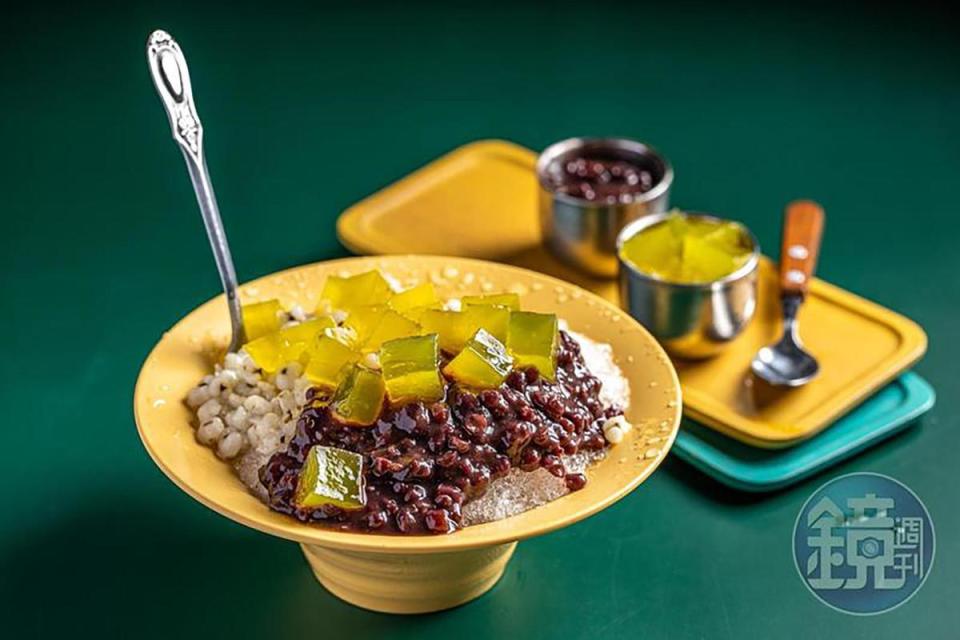 「紅豆薏仁粉粿冰」是很受歡迎的古早味組合（95元／碗）