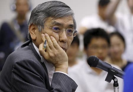 Bank of Japan (BOJ) Governor Haruhiko Kuroda attends a mock policy meeting with junior high-school students at the BOJ headquarters in Tokyo July 28, 2015. REUTERS/Toru Hanai