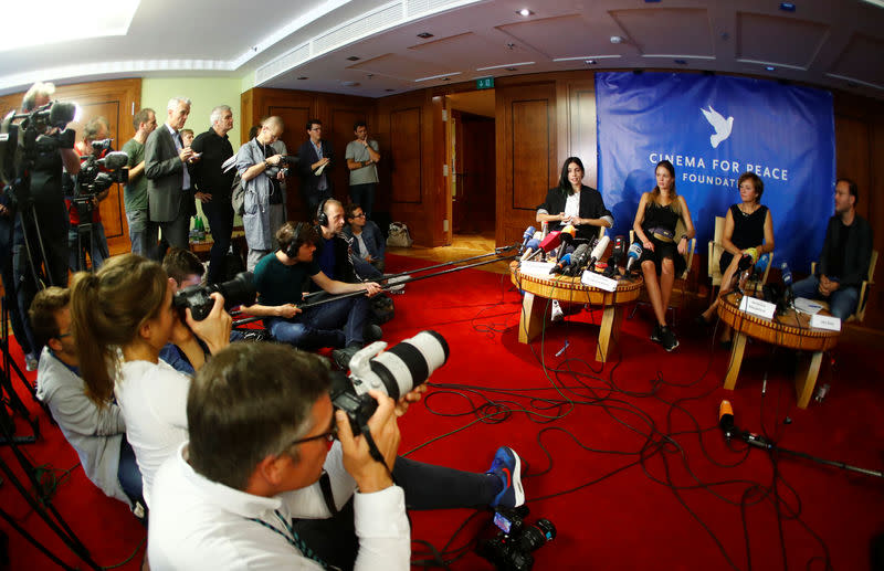 Deux membres de Pussy Riot et la mère de Piotr Verzilov parlent au sujet de ce dernier pendant une conférence de presse. Verzilov, l'un des quatre membres des Pussy Riot ayant interrompu la finale de la Coupe du monde de football en juillet à Moscou, qui est hospitalisé à Berlin, a probablement été empoisonné à l'aide d'une substance neurotoxique. /Photo prise le 18 septembre 2018/REUTERS/Fabrizio Bensch