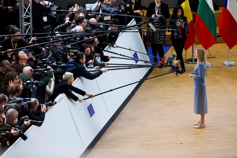La primera ministra de Estonia, Kaja Kallas, habla con la prensa a su llegada a una cumbre en el Parlamento de la UE en Bruselas, el 9 de febrero de 2023. (Foto de Ludovic MARIN / AFP)