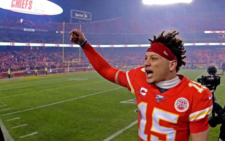 Ο Patrick Mahomes πανηγυρίζει τη νίκη των Chiefs