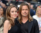 <p>Cuando Brad Pitt dejó a Jennifer Aniston por Angelina Jolie, el mundo se tambaleó y él… él tuvo que cambiar de nuevo su imagen. (Foto: Twitter / <a rel="nofollow noopener" href="http://twitter.com/sarahmcgbeauty" target="_blank" data-ylk="slk:@sarahmcgbeauty;elm:context_link;itc:0;sec:content-canvas" class="link ">@sarahmcgbeauty</a>). </p>