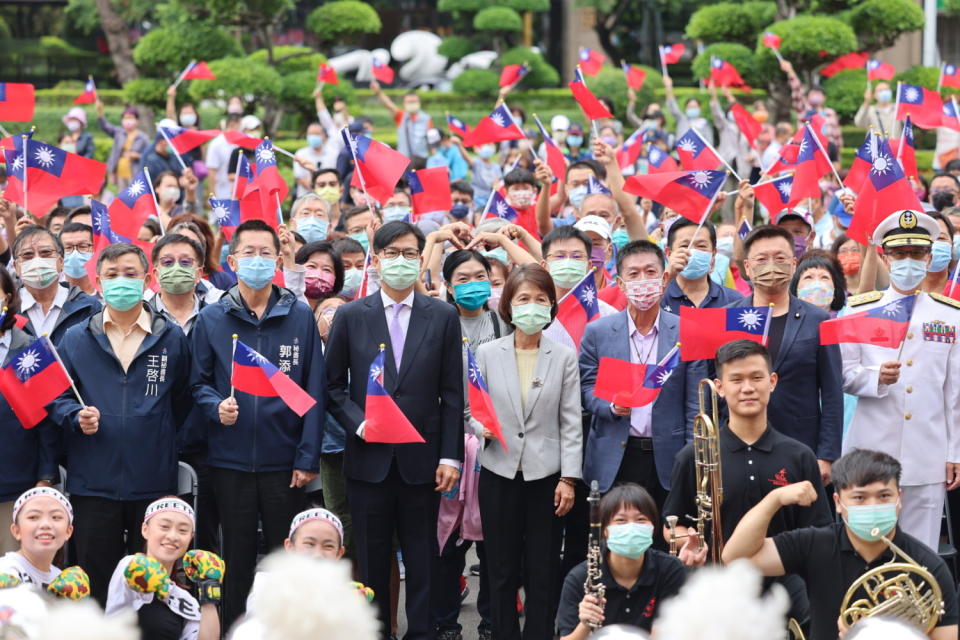 陳其邁(前排左三)出席高雄國慶升旗典禮。   圖：高雄市政府提供