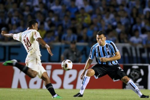 El atacante Carlos Elías, del peruano León de Huánuco (I) se apresta a rematar ante la mirada de Damián Escudero, del brasileño Gremio, durante partido de la fase clasificatoria de la Copa Libertadores el 3 de marzo de 2011 en el estadio Olímpico de Porto Alegre, Brasil. (AFP | jefferson bernardes)