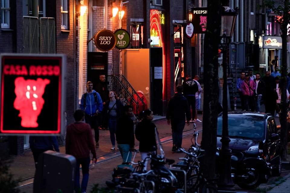 Barrio Rojo de Ámsterdam. (Photo by KENZO TRIBOUILLARD/AFP via Getty Images)