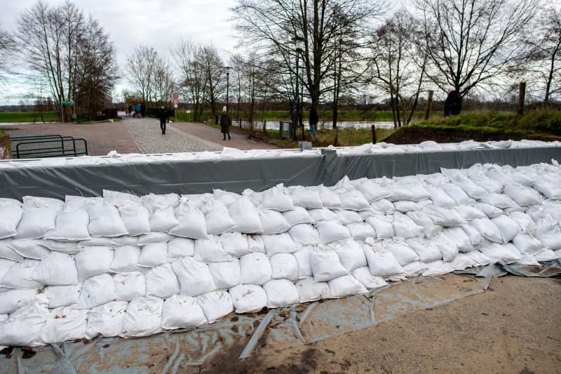 Sandbags lie in front of a closed dyke embankment on the River Hunte. The flood situation remains tense in many regions of Lower Saxony over the Christmas holidays. Hauke-Christian Dittrich/dpa