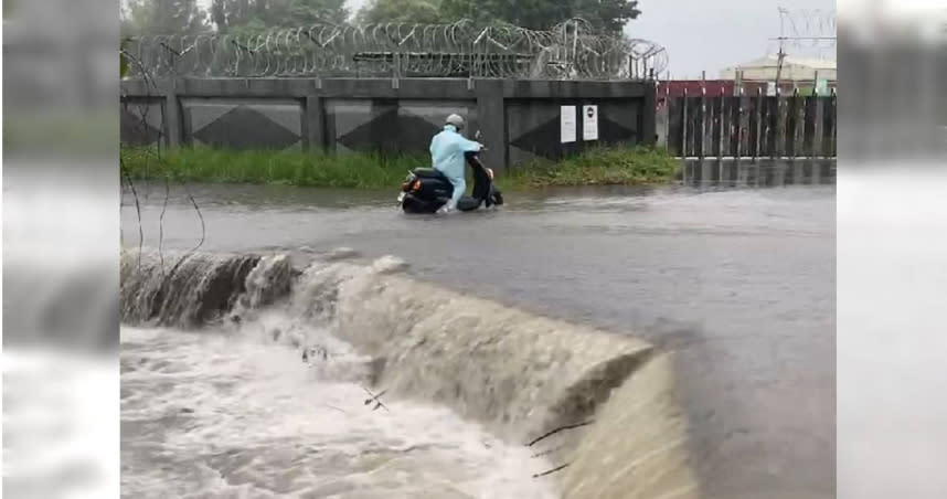 台南機場路淹水。（圖／中天新聞）