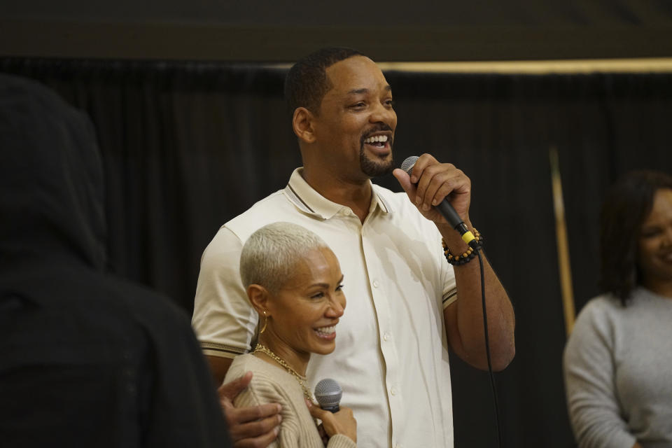 En esta fotografía proporcionada por la biblioteca pública Enoch Pratt, Jada Pinkett Smith y Will Smith en la biblioteca en Baltimore el miércoles 18 de octubre de 2023. Will Smith acompañó a Jada Pinkett Smith en la presentación de su libro de memorias. (John Cassini /Enoch Pratt Free Library vía AP)