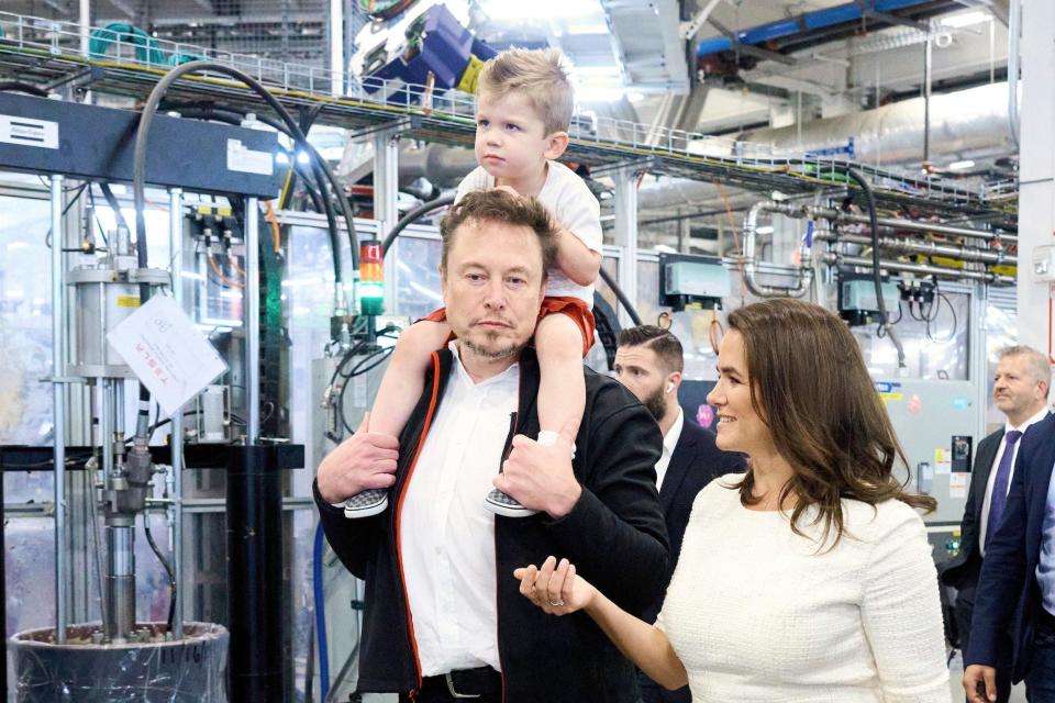Elon Musk with three-year-old child X on his shoulders next to  Hungarian President Katalin Novak.