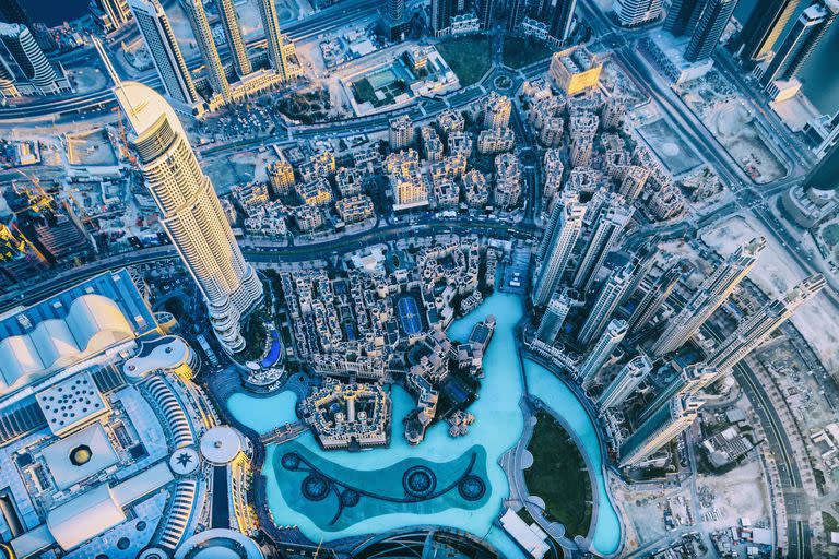 High angle view of Downtown Dubai, the Dubai Fountain pool, the Address Downtown Dubai and the Downtown

Vista de ángulo alto del centro de Dubai, la piscina de la fuente de Dubai, la direccion del centro de Dubái y el centro

Shutterstock