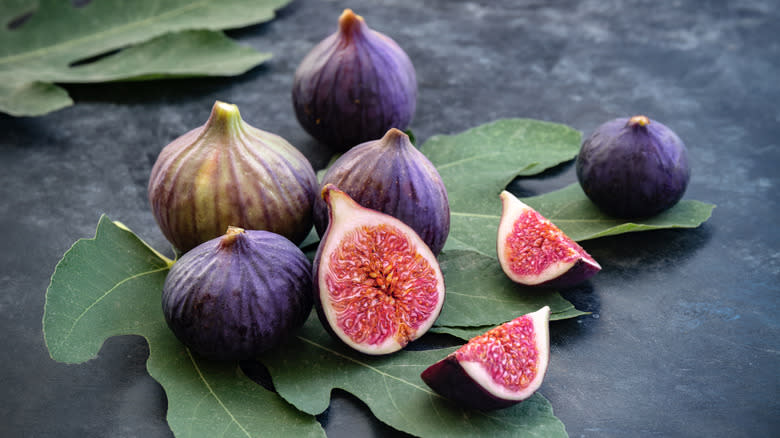 whole and sliced figs