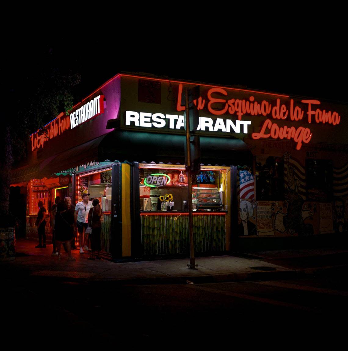 Ventanitas coffee windows, more than a place to buy coffee, are a meeting point, to talk, take a break and establish relationships. Photographer Gesi Schilling captured the human side reflected in the stories of Daniela Pérez Mirón.