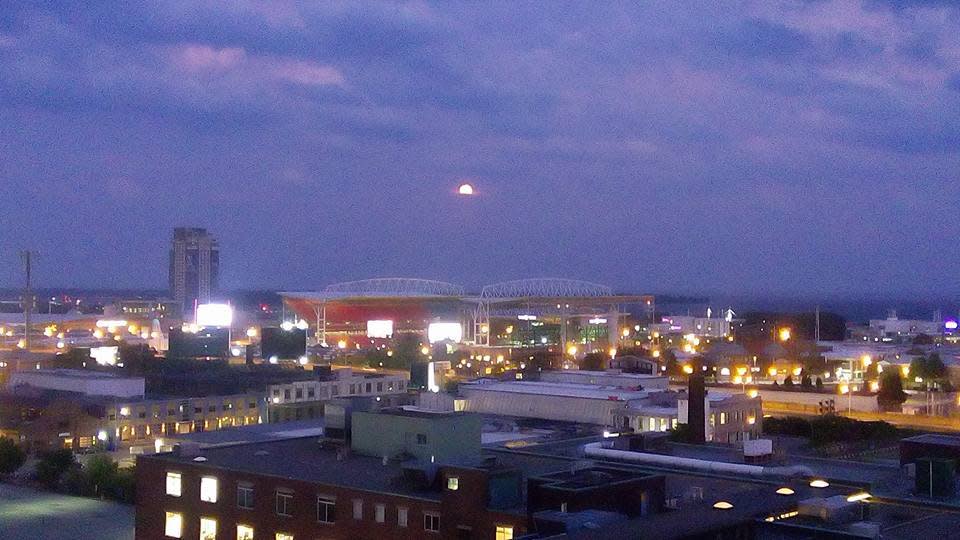 The strawberry moon as seen over the city of Toronto, Ont. on June 20, 2016. (@directcoops/Twitter)