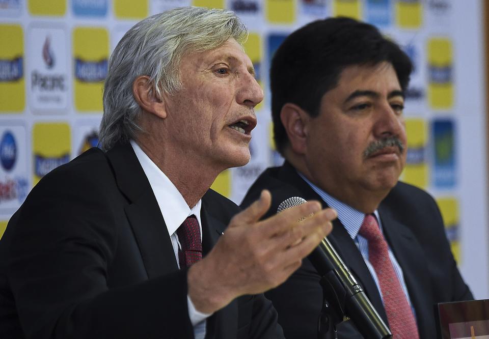 La partida de Luis Bedoya de la presidencia de la FCF comienza a generar el interrogante sobre la continuidad del DT argentino.