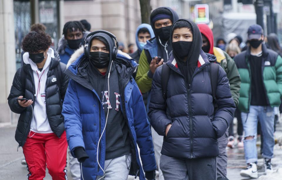 <span class="caption">De jeunes acheteurs font la queue pour l'ouverture d'un magasin de vêtements le vendredi noir à Montréal, le vendredi 27 novembre 2020. </span> <span class="attribution"><span class="source">LA PRESSE CANADIENNE/Paul Chiasson</span></span>