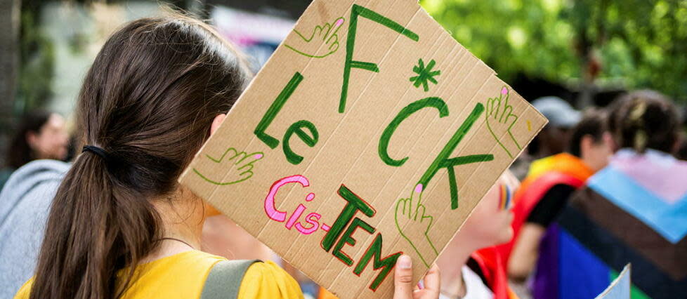 Manifestation pour les droits des personnes transgenre et intersexes, au lendemain du suicide d'un adolescent transgenre dans son lycée au Mans en mai 2022.   - Credit:XOSE BOUZAS / Hans Lucas / Hans Lucas via AFP