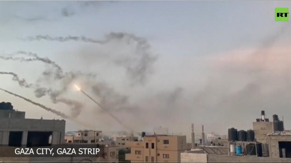 巴勒斯坦哈馬斯在短短20分鐘內，對以色列發射5000枚火箭。（圖／翻攝自推特@RT_com）