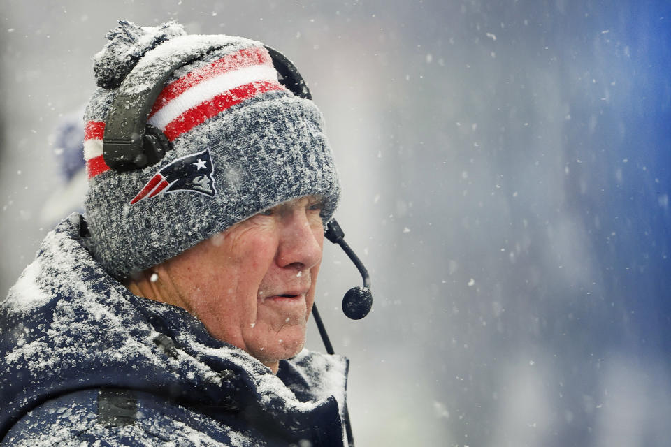 FOXBOROUGH, MA - 7 JANUARI: Pelatih kepala Bill Belichick dari New England Patriots berada di pinggir lapangan selama pertandingan mereka melawan New York Jets di Stadion Gillette pada 7 Januari 2024 di Foxborough, Massachusetts.  (Foto oleh Winslow Townson/Getty Images)