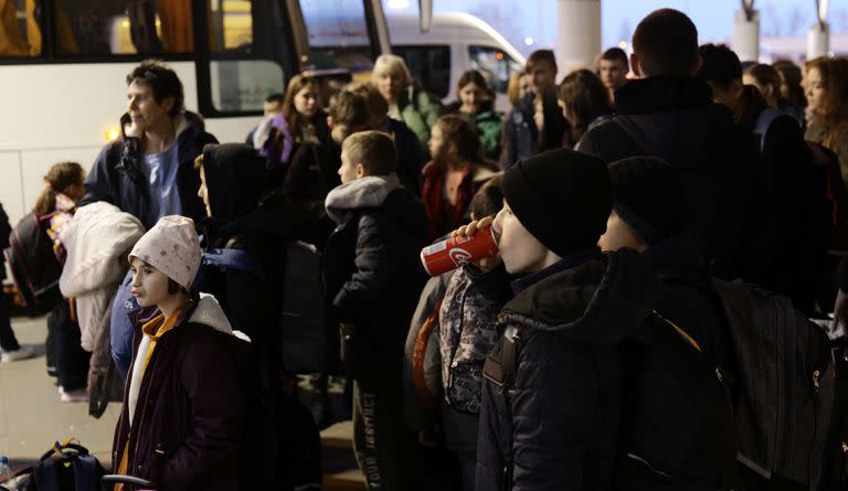 Debido a falta de documentos, casi 50 huérfanos ucranianos y sus cuidadores estaban varados en Polonia a la espera de ser llevados a Gran Bretaña.