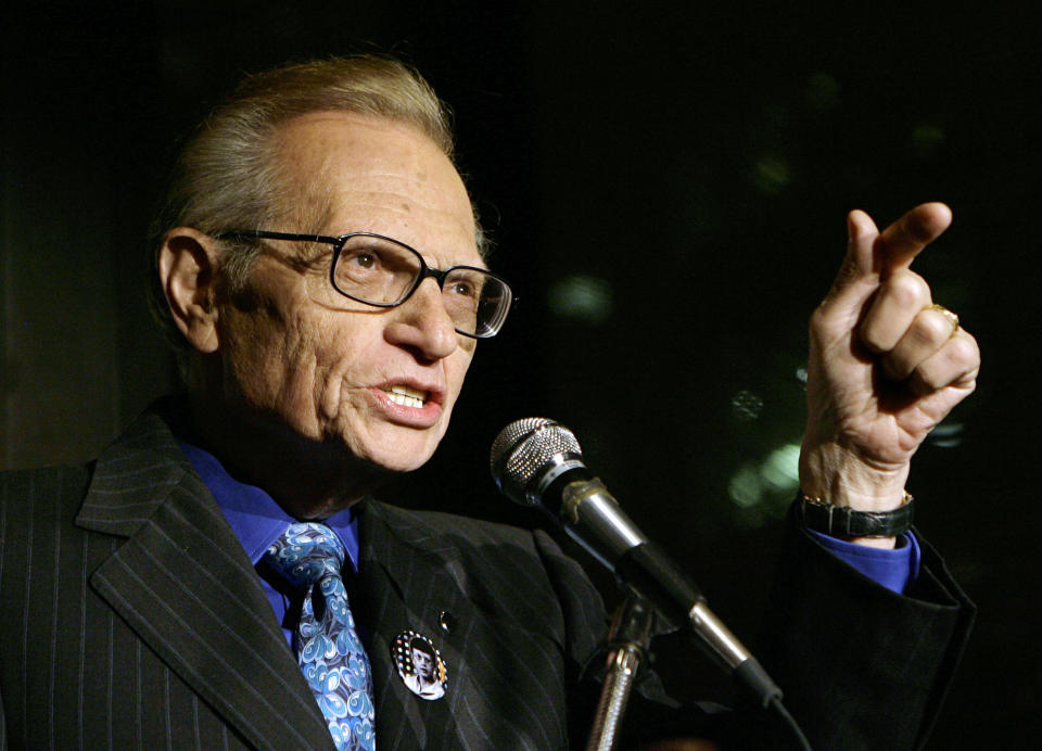 Fotografía de archivo del 18 de abril de 2007, de Larry King hablando con invitados a una fiesta organizada por CNN, para celebrar los 50 años de King en los medios de comunicación, en Nueva York. (AP Foto/Stuart Ramson, Archivo)