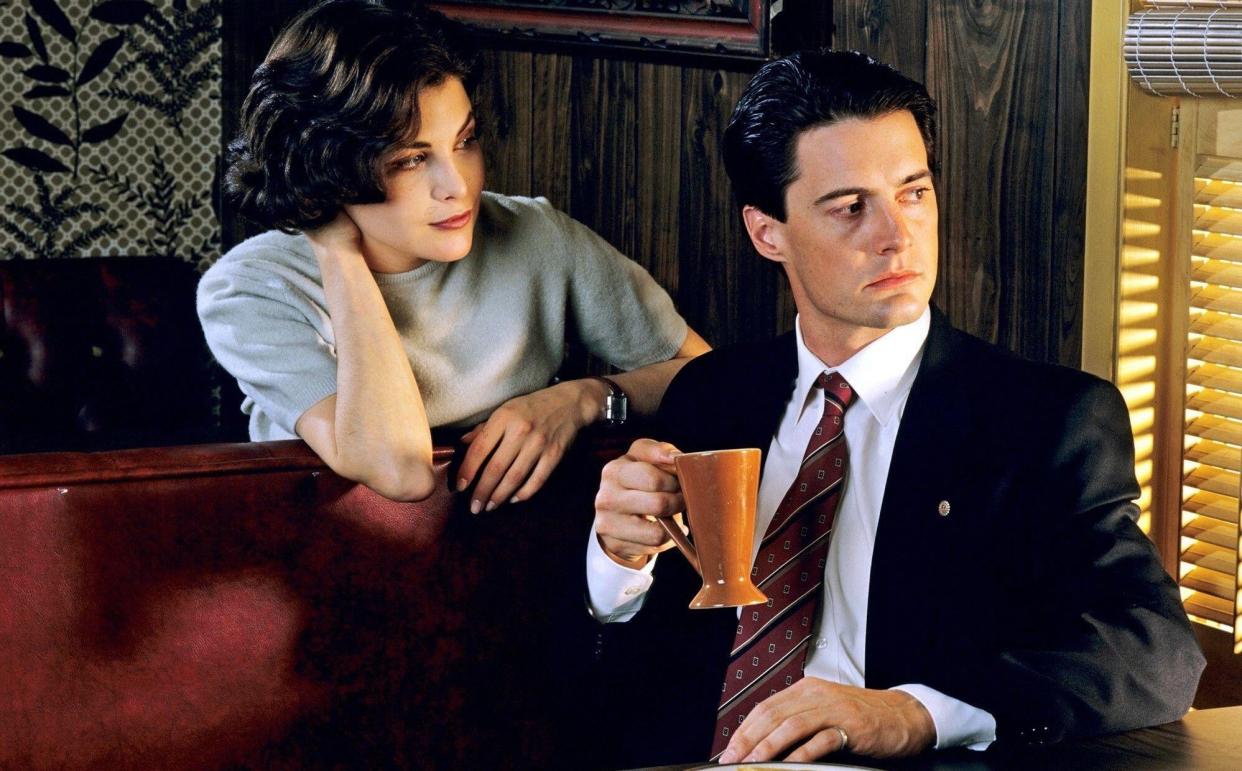 Sherilyn Fenn and Kyle Maclachlan in Twin Peaks - Alamy