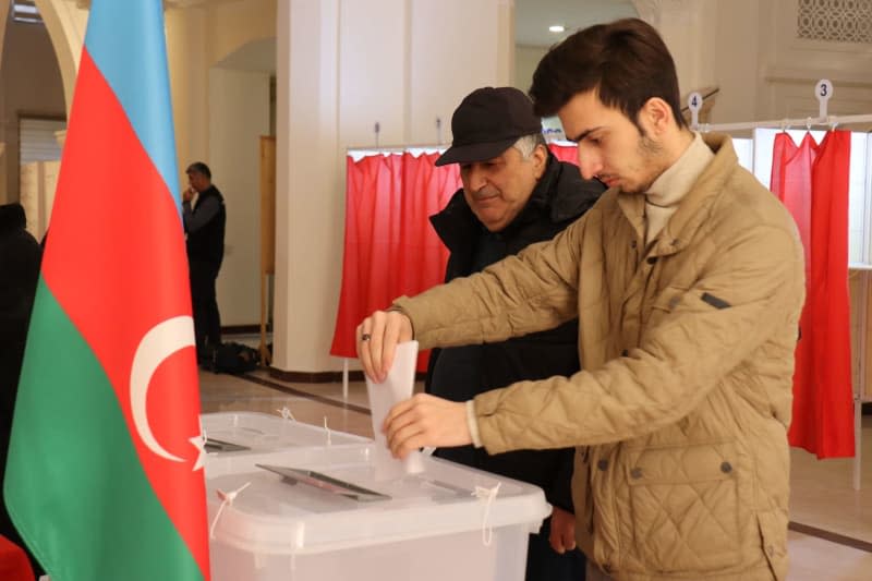 People vote at a polling station during the early presidential election. Hannah Wagner/dpa