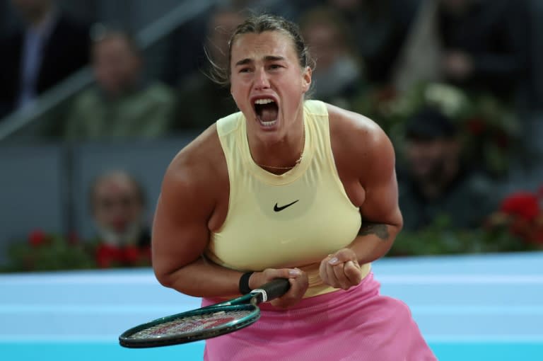 La Bélarusse Aryna Sabalenka réagit après avoir gagné un point contre la Kazakh Elena Rybakina lors de la demi-finale du tournoi WTA 1000 de Madrid, le 2 mai 2024 (Thomas COEX)