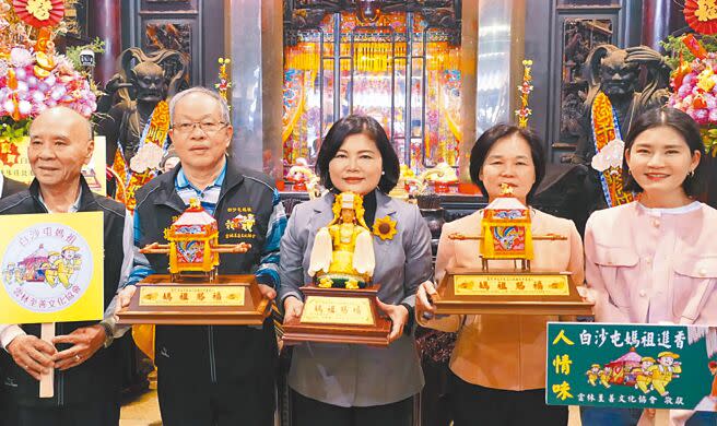 苗栗縣白沙屯媽祖徒步進香團將於3月23日抵達雲林縣北港朝天宮，11日縣府與朝天宮、公所共同規畫信眾休息場所，並由縣長張麗善（中）抽出2頂迷你神轎幸運得主。（張朝欣攝）