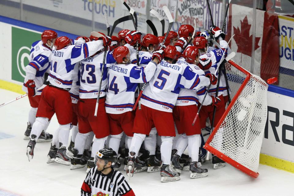 Russia's players celebrate after defeating the U.S. team in their IIHF Ice Hockey World Championship quarter-final match in Malmo January 2, 2014. REUTERS/Alexander Demianchuk (SWEDEN - Tags: SPORT ICE HOCKEY)