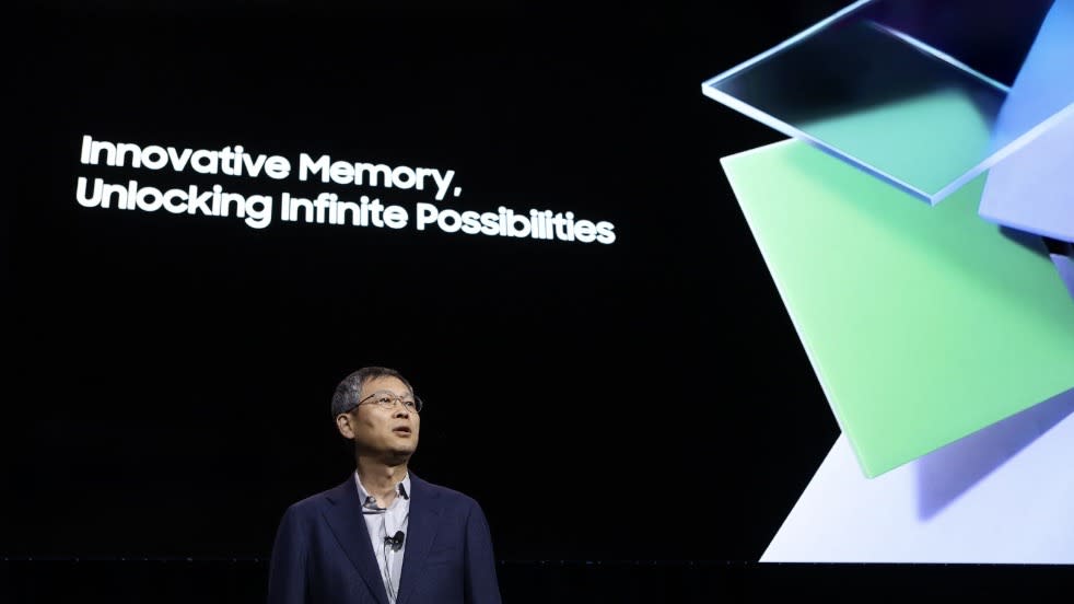  Samsung's Jung-Bae Lee speaking at Memory Tech Day 2023. 