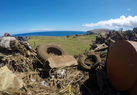 Vista de basura acumulada en un vertedero cerca de la costa en Isla de Pascua, en Chile. Enero 2019. REUTERS/Jorge Vega