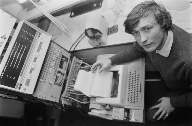 A PDP-8 minicomputer being operated by British engineer and composer Peter Zinovieff at the Electronic Music Studios (EMS) in London, UK, January 1968. - Photo: Evening Standard/Hulton Archive (Getty Images)