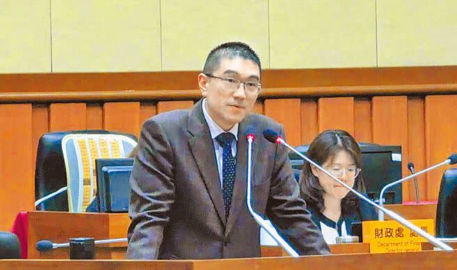 基隆市長謝國樑（左）13日赴議會接受市政總質詢，議員質疑市府近1年一、二級主管人事調度高達227人次，謝國樑表示，希望透過人事滾動調整活化市府。（張志康攝）