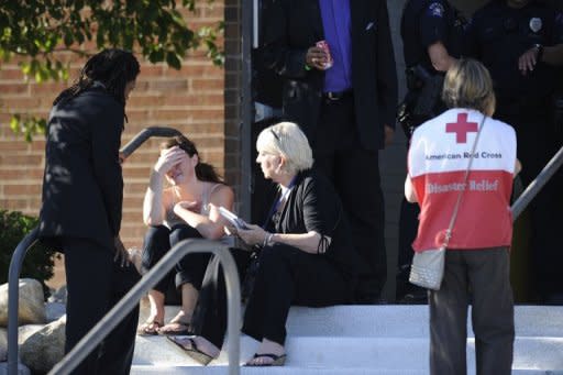 Una mujer es consolada tras la tragedia