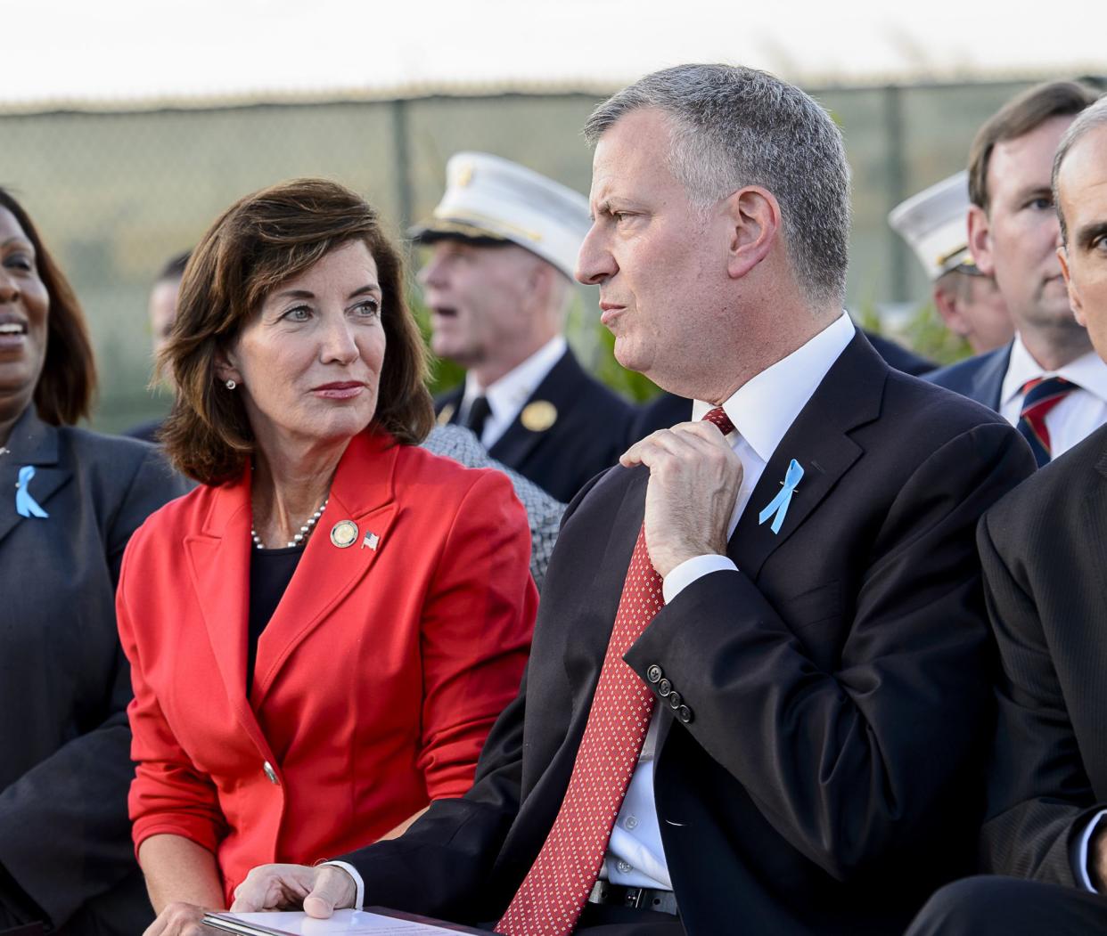 New York Gov. Hochul (left) and New York CIty Mayor de Blasio (right)