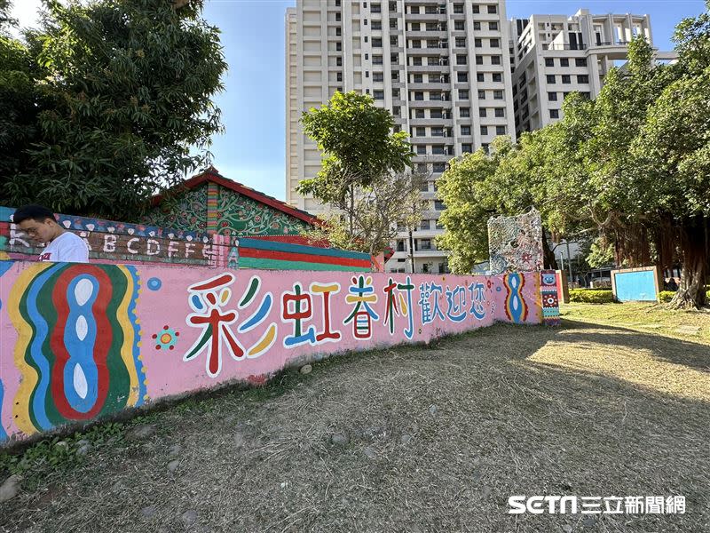 台中彩虹眷村現在的模樣，爺爺居住的地方仍寫著「老兵在」，但他最後的心願「搬回家」卻未實現，成了最大遺憾。（圖／記者張雅筑攝）