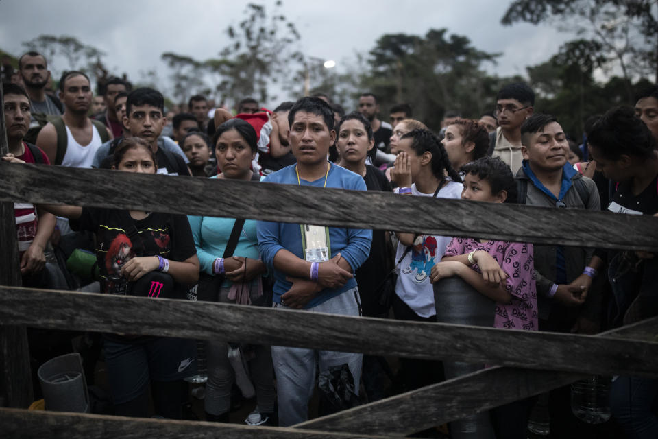 Migrantes que planean cruzar a pie la región del Darién de Colombia a Panamá con la esperanza de llegar a Estados Unidos se reúnen en el campamento de Acandí, Colombia, el martes 9 de mayo de 2023. La imagen fue parte de una serie tomada por los fotógrafos de The Associated Press Iván Valencia, Eduardo Verdugo, Félix Márquez, Marco Ugarte, Fernando Llano, Eric Gay, Gregory Bull y Christian Chávez que ganó el Premio Pulitzer 2024 en Fotografía de Reportaje. (AP Foto/Iván Valencia)