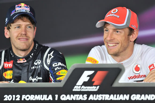 Melbourne - Jenson Button gewinnt den Saisonauftakt in "Down Under". Doppel-Weltmeister Sebastian Vettel fährt aufs Podium und holt sich Platz zwei hinter McLaren. Zu diesem Zeitpunkt ahnt der Heppenheimer noch nicht, dass ihm außer seinem Sieg in Bahrain, eine äußerst zähe erste Saisonhälfte droht, in der er fast alle Titelchancen verspielt.