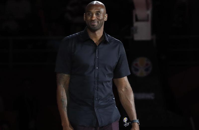 Un tuitero ha recuperado un vídeo grabado hace poco más de un mes en el que se ve a Kobe Bryant ayudando a los implicados en un accidente de tráfico múltiple. (Foto: EFE/EPA/ROMAN PILIPEY/Archivo)