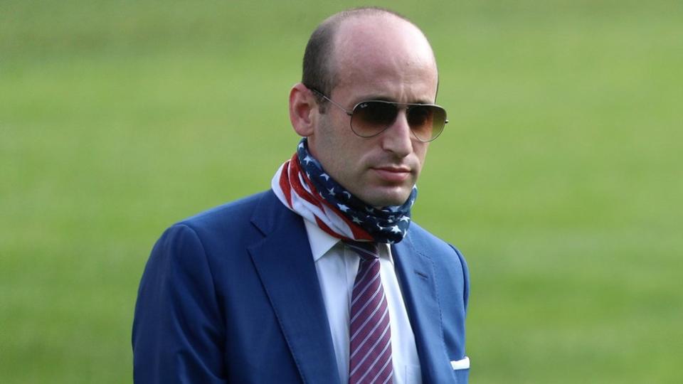 El asesor principal de la Casa Blanca, Stephen Miller, camina desde Marine One hasta el pórtico sur de la Casa Blanca después de una excursión de un día a Carolina del Norte, en Washington.