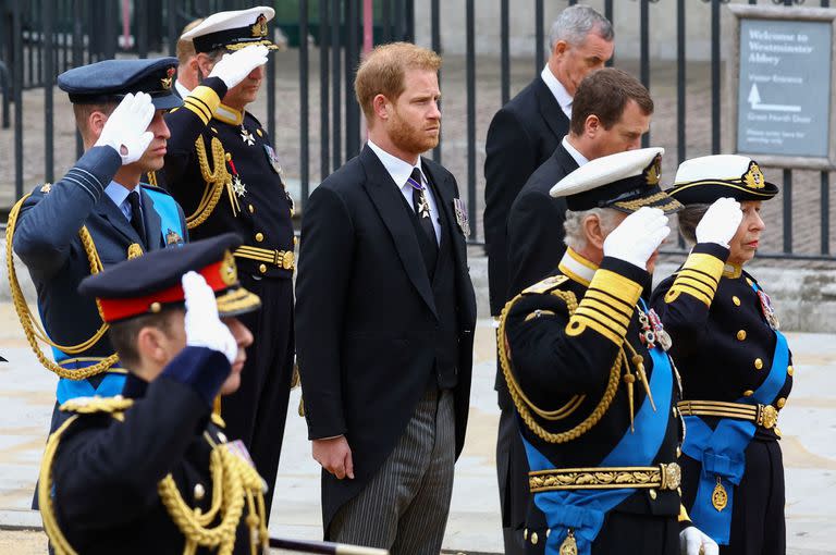 El príncipe Harry junto al rey Carlos III, la princesa Ana y el príncipe Guillermo 