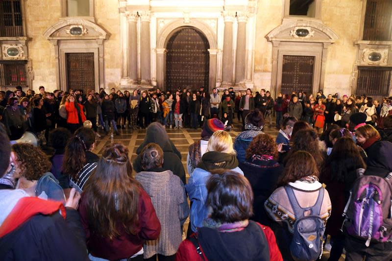 Concentración para protestar por la sentencia de la Manada frente al Tribunal Superior de Justicia de Andalucia en Granada. (Foto EFE)